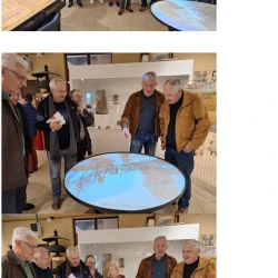 Article de presse avec différentes photos de personnes autour de la table ronde de projection.