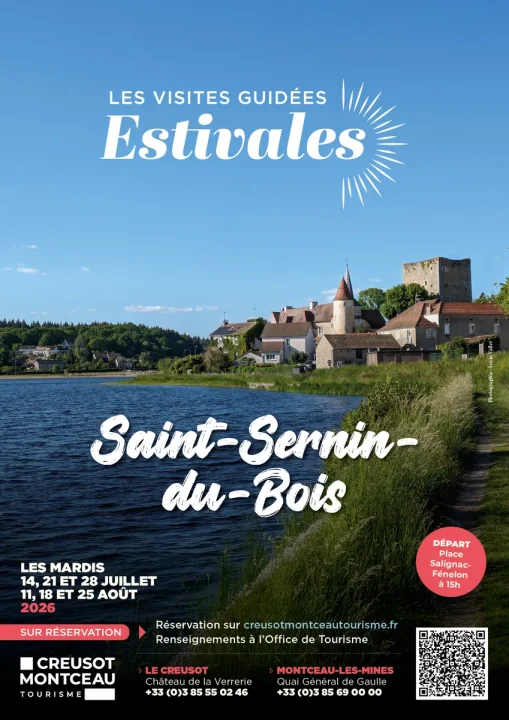 Affiche des visites guidées estivales 2026 à Saint Sernin du Bois avec une vue du village depuis le bord de l'étang, qui est sur la gauche, sous un ciel bleu.