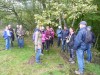 Groupe de marcheurs faisant une pause dans les bois.