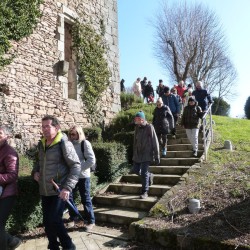 Randonneurs descendant un escalier au pied d&#039;une tour.