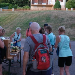 Randonneurs à l&#039;arrivée autour d&#039;une table avec de quoi boire et grignotter