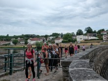 Des randonneurs passent une chicane sur le barrage