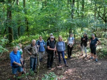 Des randonneurs en pause dans un sous-bois, vus en plongée