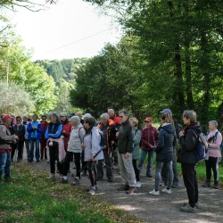 Un groupe de randonneurs arrêté à l&#039;ombre et écoutant un guide