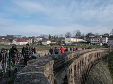 Marcheurs sur un barrage en pierre