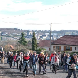 Marcheurs sur une rue qui monte dans un village