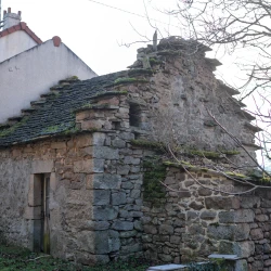 Vieille &amp;amp; petite bâtisse en pierres avec un toit en lauze, adossée à une maison
