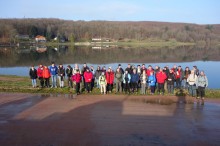 Les_marcheurs_devant_le_lac_de_St_Sernin.jpg