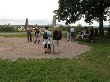 Pause face aux menhirs d'Epoigny 040911